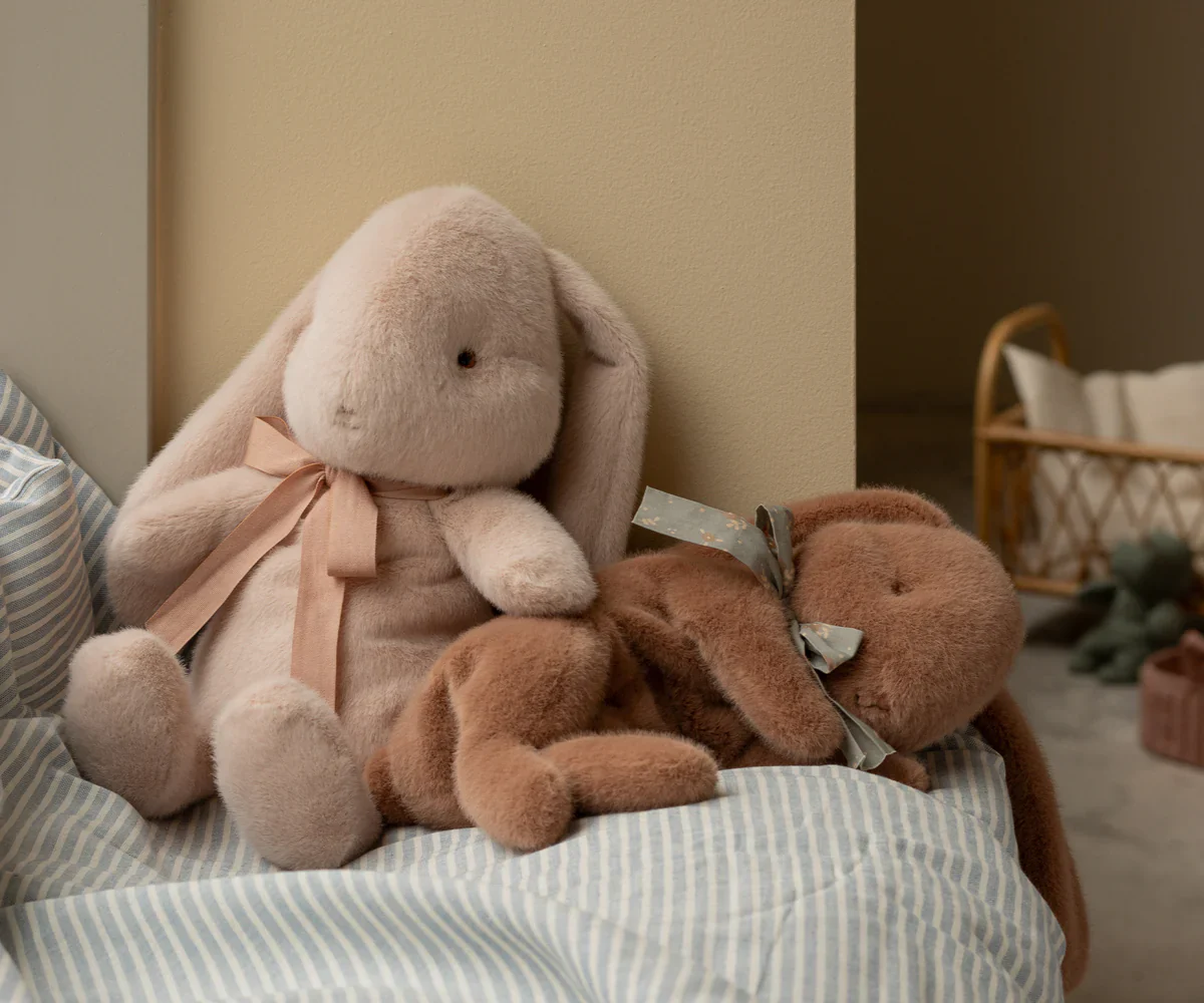 Peluches lapins couchés - divers coloris – Image 4